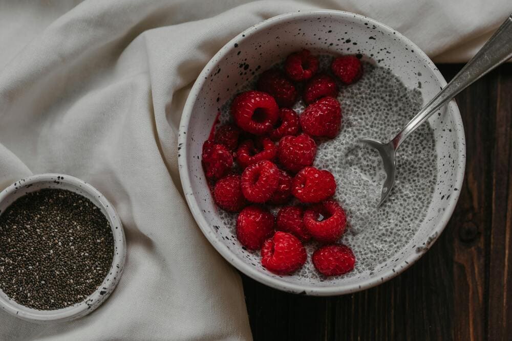 Nozes, sementes (como chia, linhaça e sementes de abóbora) e leguminosas (feijões, lentilhas, grão-de-bico) são boas fontes de antioxidantes. Adicione-os às saladas, iogurtes ou use pra consumir lanches saudáveis.