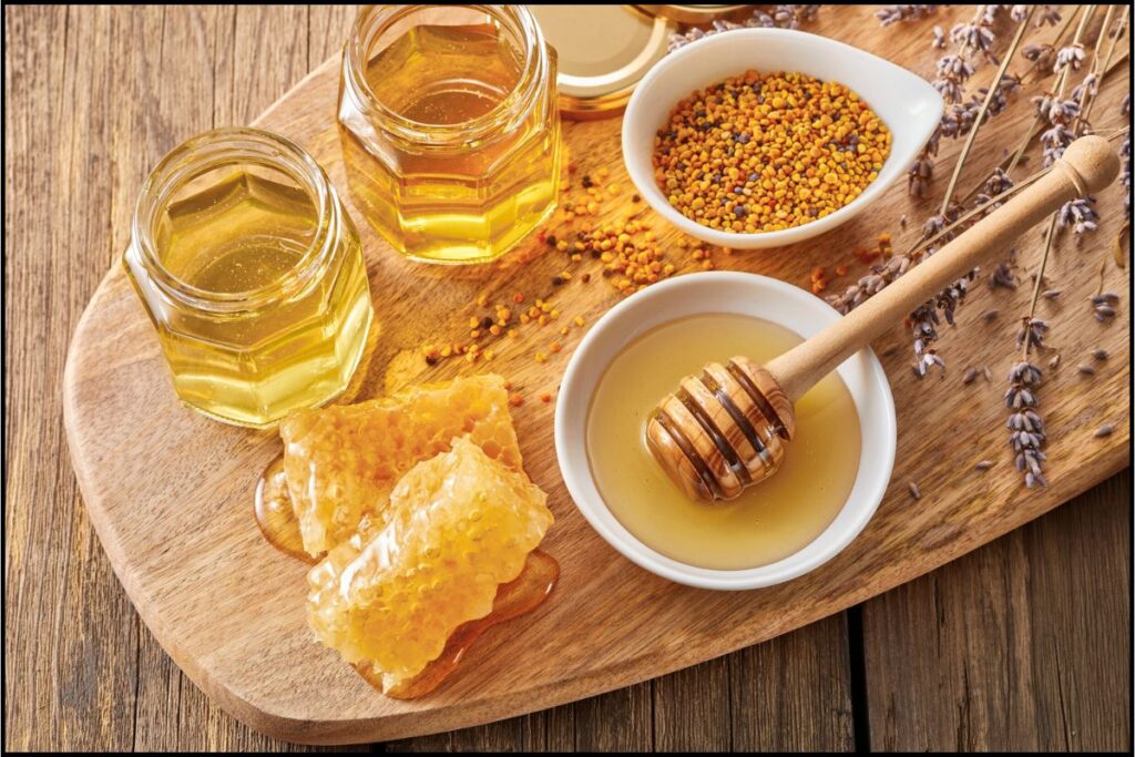 O mel é um dos alimentos mais antigos consumidos pela humanidade. Produzido a partir do néctar das flores coletado pelas abelhas, ele é muito mais do que um simples adoçante natural. Ao longo dos séculos, ganhou espaço na culinária, na medicina popular e até mesmo em cuidados de beleza
