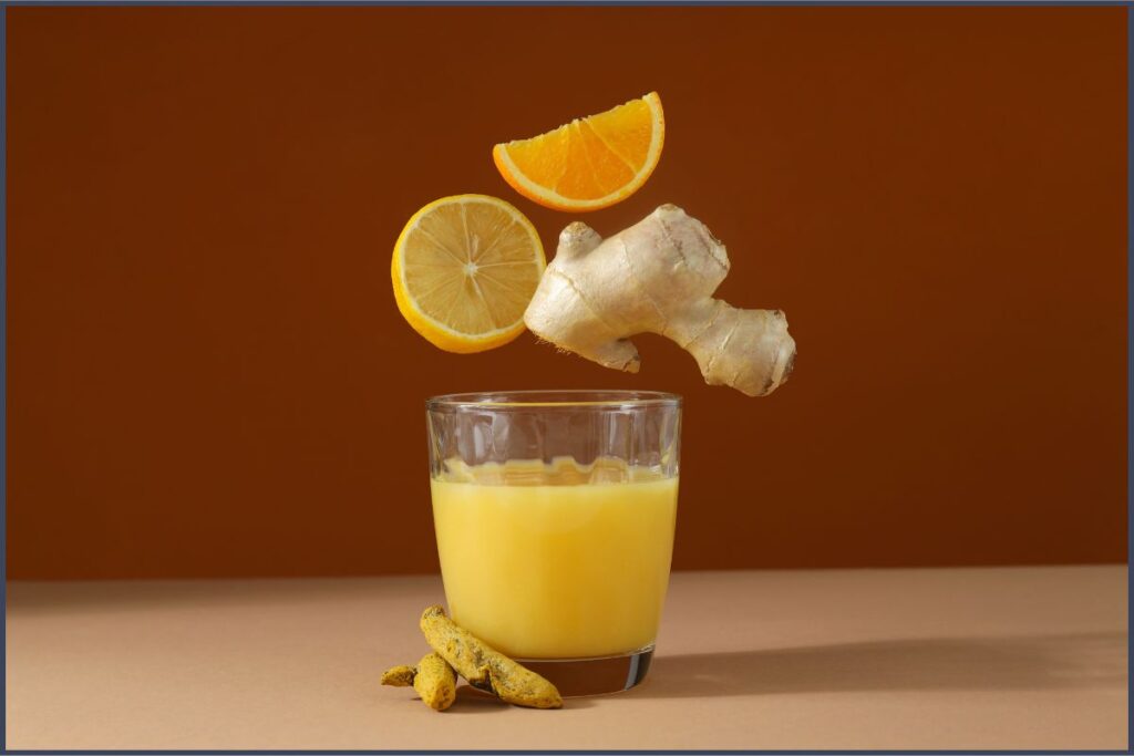 Como incluir o mel na rotina?
Na culinária: substituto do açúcar em bolos, chás, cafés e receitas diversas.
Em bebidas energéticas naturais: misturado com limão e água, ótimo para refrescar.
No café da manhã: com iogurte, frutas ou cereais.
Em cuidados com a pele: em máscaras faciais caseiras para hidratação (sempre com cautela).
Em receitas salgadas: como marinada para carnes ou em molhos agridoce.