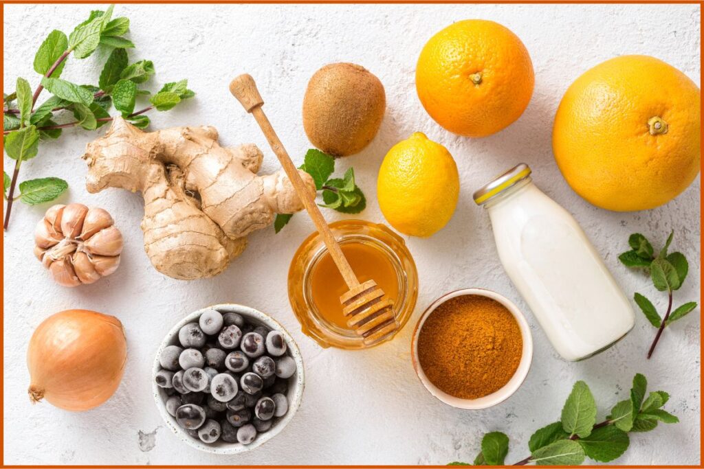 O mel é sua relação com o sistema imunológico. De fato, esse alimento contém antioxidantes, vitaminas e minerais que podem ajudar o corpo a responder melhor a agentes externos. A presença de compostos bioativos, como flavonoides e ácidos fenólicos, tem sido relacionada ao fortalecimento das defesas naturais do organismo.
Por exemplo, ao reduzir o estresse oxidativo, o mel pode auxiliar no equilíbrio das células de defesa. Além disso, seu potencial antimicrobiano pode atuar contra alguns tipos de bactérias e fungos. É por isso que o mel é tão lembrado em receitas caseiras para aliviar sintomas de resfriados ou como parte de uma alimentação voltada ao fortalecimento da imunidade.
No entanto, é fundamental destacar que o mel não substitui vacinas ou medicamentos. Ele deve ser considerado apenas um complemento alimentar. Pessoas que buscam fortalecer a imunidade precisam também manter uma dieta rica em frutas, verduras, proteínas de qualidade e praticar exercícios físicos regularmente.