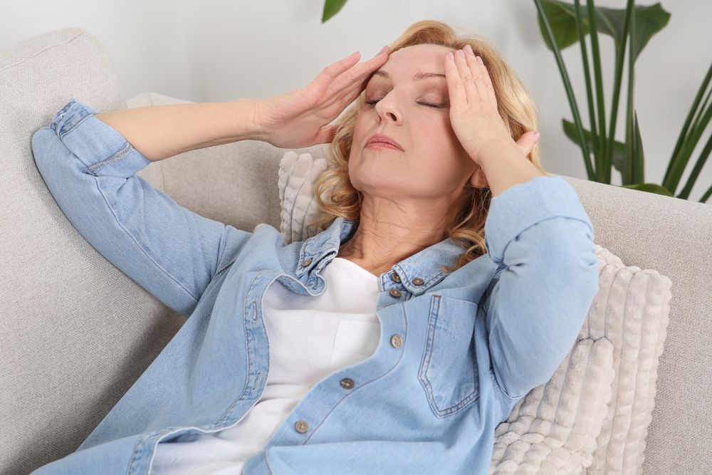 Com o passar dos anos, especialmente após os 50, nosso corpo passa por mudanças hormonais significativas. Nas mulheres, a menopausa traz queda na produção de estrogênio. Nos homens, ocorre a chamada andropausa, com redução gradual da testosterona.
Esses processos aumentam a vulnerabilidade ao estresse oxidativo. É aí que os antioxidantes ganham papel especial.
Pesquisas mostram que vitamina C, vitamina E e flavonoides ajudam a atenuar os efeitos da queda hormonal, reduzindo sintomas como ondas de calor, alterações de humor e fragilidade óssea.