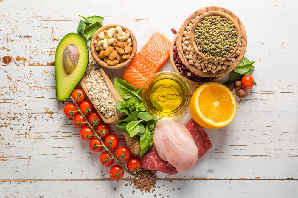 Além disso, entre os benefícios comprovados do consumo regular de alimentos antioxidantes, estão:
Reforço do sistema imunológico;
Proteção contra doenças cardiovasculares;
Melhoria da saúde da pele e prevenção de rugas;
Preservação da função cerebral;
Apoio à saúde dos ossos;
Proteção da visão;
Redução da inflamação e auxílio na saúde pulmonar.