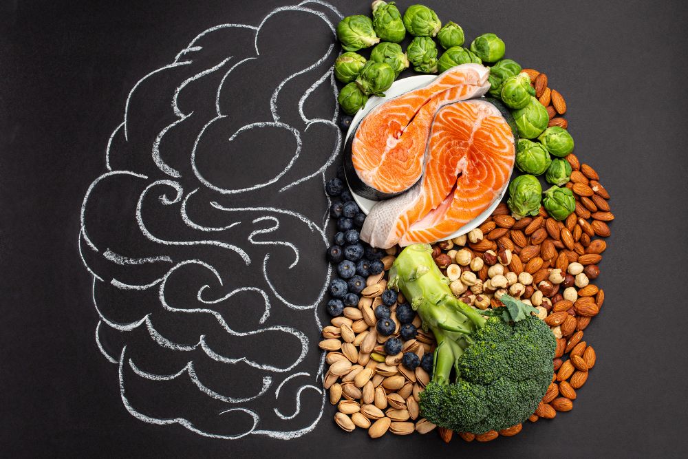 A ingestão regular de antioxidantes, como flavonoides, vitamina E e resveratrol, ajuda a reduzir a inflamação cerebral e a proteger contra danos oxidativos associados ao Alzheimer e Parkinson.
Frutas vermelhas, cacau, nozes e azeite de oliva são exemplos de alimentos ricos em antioxidantes que atuam diretamente no cérebro.