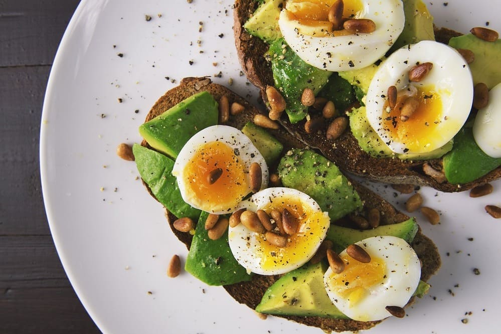 Ácido Pantotênico (Vitamina B5)
Encontrado em alimentos como carne (frango, carne bovina), peixe, ovos, laticínios (leite, iogurte) e abacate.