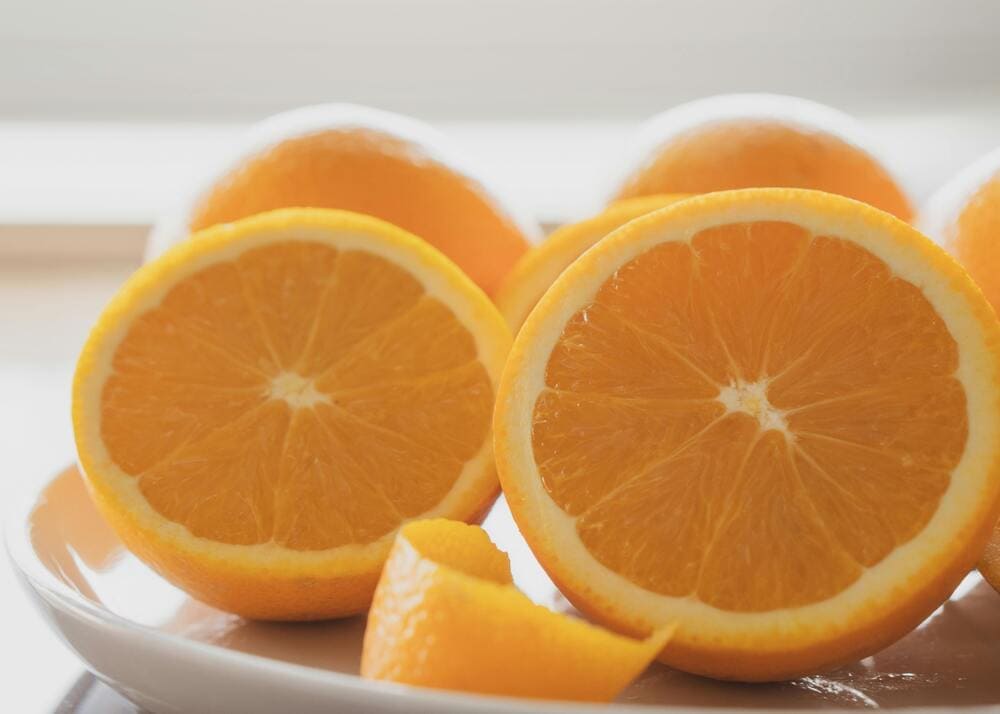A vitamina C é encontrada em frutas como: laranjas, limões, tangerinas e bergamotas, por exemplo. Também a encontramos em vegetais como pimentões, brócolis, couve de Bruxelas, couve flor e espinafre.