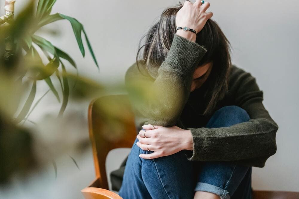 Os radicais livres ocorre quando há um desequilíbrio entre a produção de radicais livres e a capacidade do organismo de neutraliza-los como antioxidantes.
Ocorre devido: a poluição ambiental, o consumo excessivo de álcool, uma dieta não saudável e o mal gerenciamento do estresse.