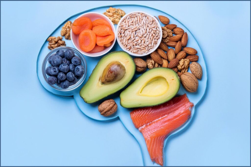 O cérebro humano é um dos órgãos mais complexos do corpo e, para funcionar bem, depende de uma constante oferta de nutrientes. Ele consome cerca de 20% da energia que ingerimos diariamente, mesmo representando apenas 2% do peso corporal.

Isso significa que o que colocamos no prato pode influenciar em aspectos como:

Memória e concentração;
 

Níveis de energia;
 

Equilíbrio emocional;
 

Resiliência ao estresse;
 

Qualidade do sono.
