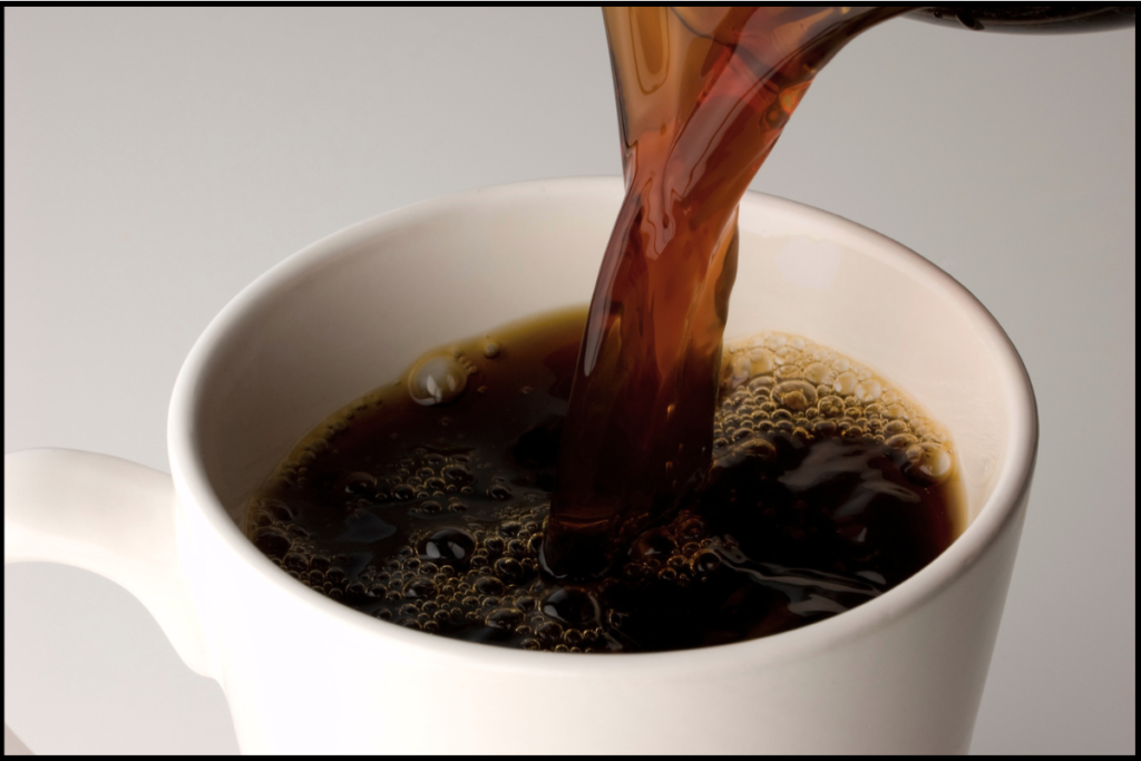 A cafeína, presente no café, chás-pretos, verdes e energéticos, pode melhorar o estado de alerta e a concentração em pequenas doses. No entanto, em excesso, pode causar ansiedade, insônia e agitação. Cada pessoa possui uma tolerância diferente, e observar a resposta individual é essencial para evitar exageros.