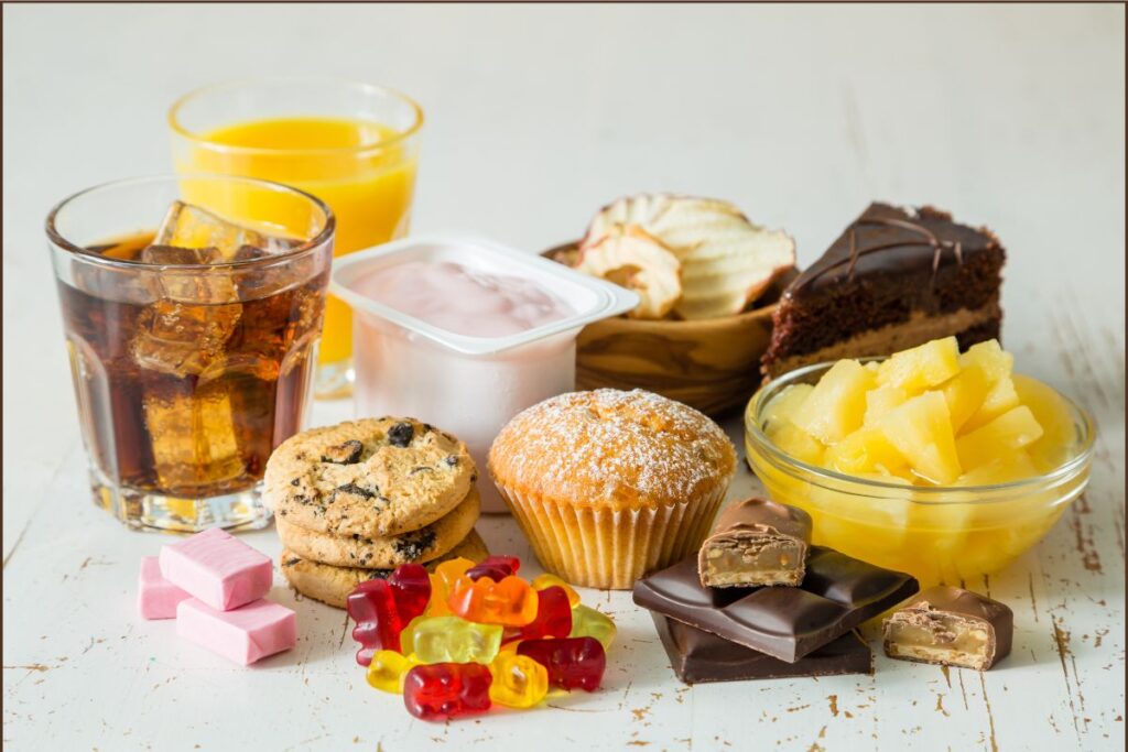 Embora não exista necessidade de eliminar alimentos por completo, vale atenção especial ao consumo excessivo de:

Açúcares refinados;
 

Refrigerantes e bebidas adoçadas;
 

Produtos ultraprocessados;
 

Frituras e gorduras trans.
 

Esses itens, em excesso, estão associados a picos de energia seguidos de quedas bruscas, além de favorecerem processos inflamatórios que podem impactar