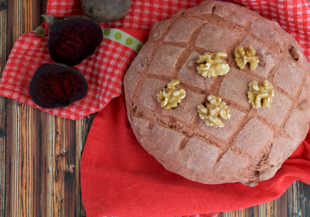 Experimente a beterraba em diversas receitas, como, por exemplo, fazer pão de beterraba