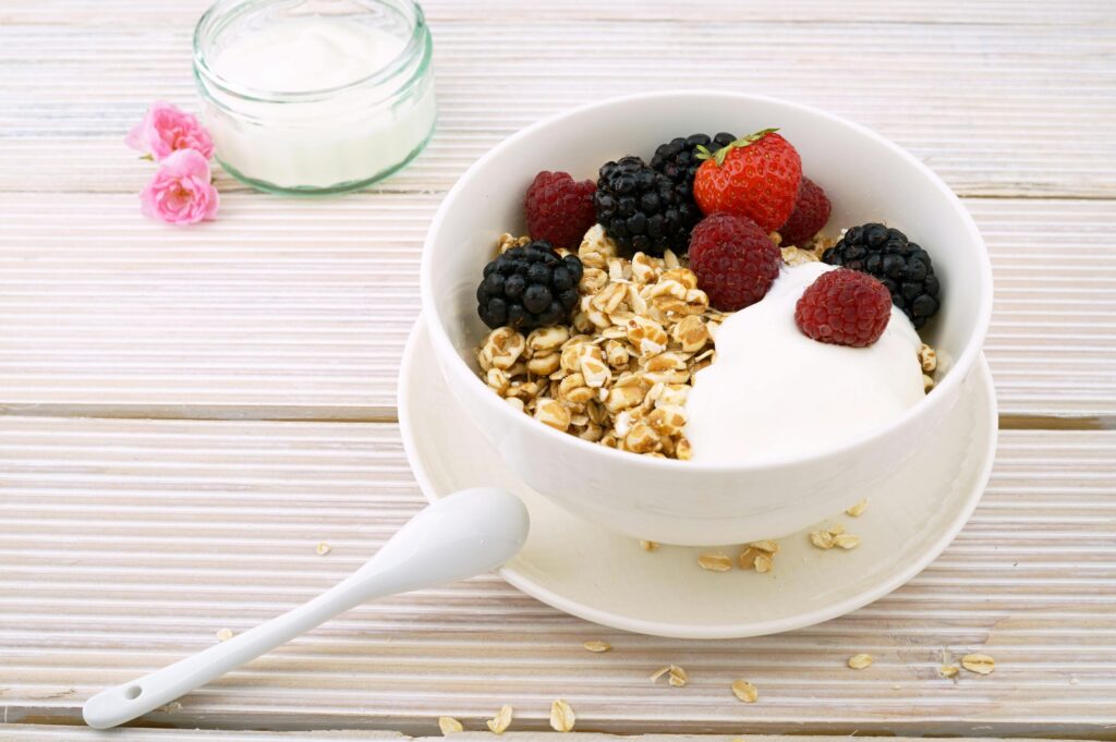 Refeições simples, com frutas, iogurte, podem fazer parte de uma alimentação saudável