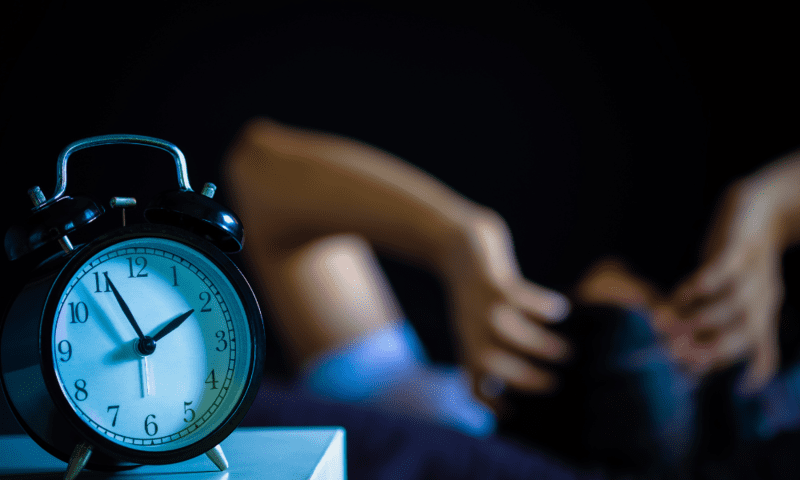 Para diminuir a insônia, é importante cuidar de alguns aspectos diários, como; alimentação, prática de exercícios físicos e de relaxamento.