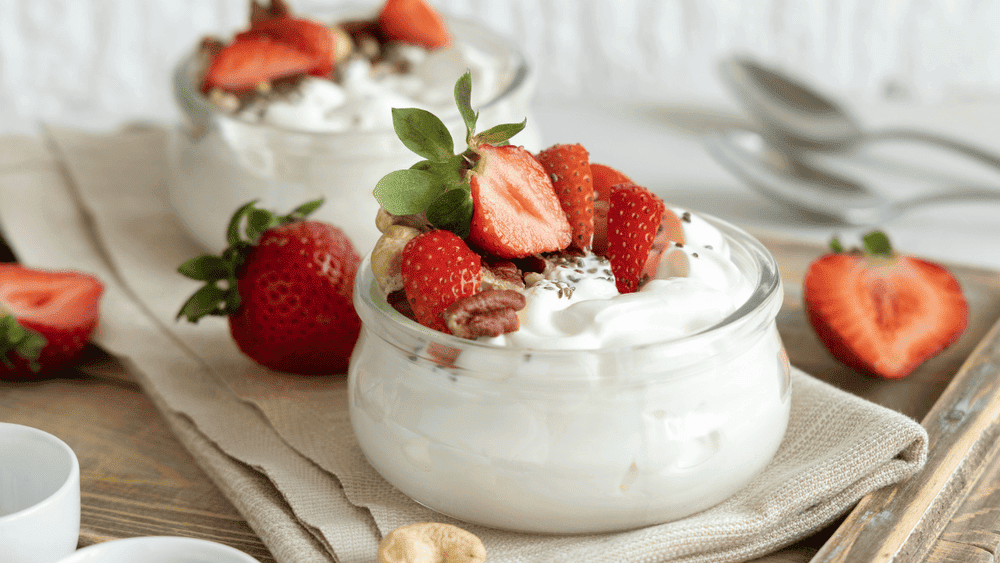 O iogurte é mais do que uma delícia cremosa; é uma fonte de probióticos que promovem a saúde intestinal, que está intimamente ligada à saúde mental.