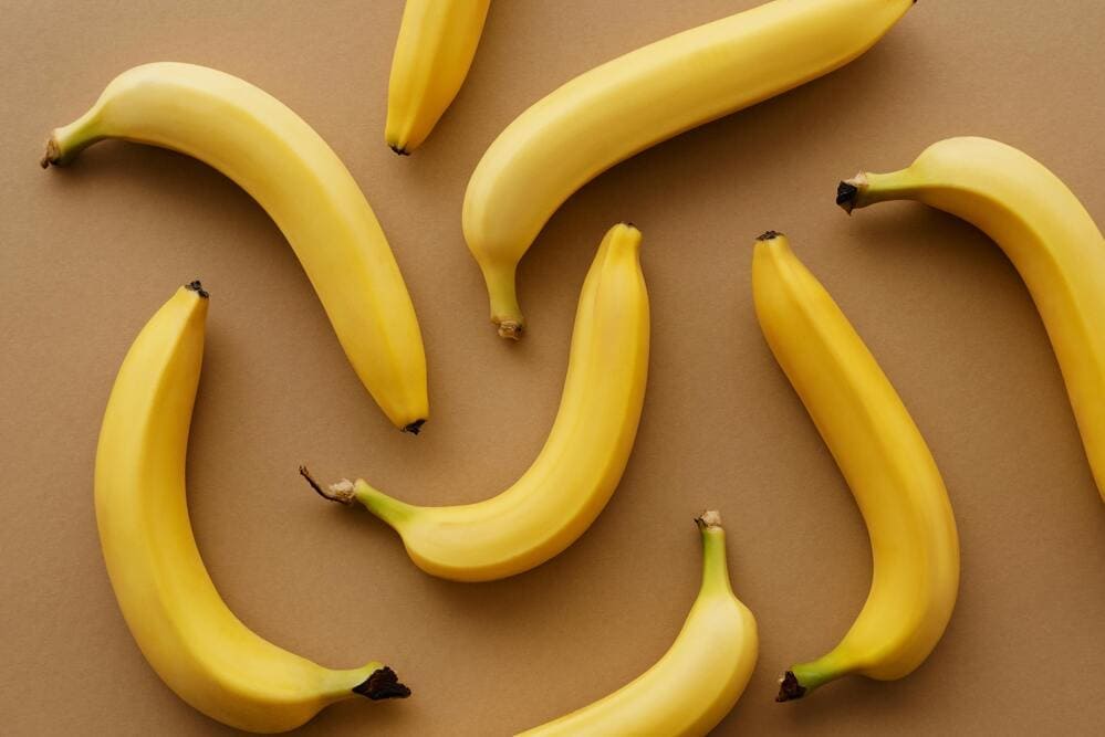 As bananas são ricas em triptofano, que ajudam o corpo a produzir a serotonina, que é um neurotransmissor que promove sentimentos de felicidade e relaxamento.