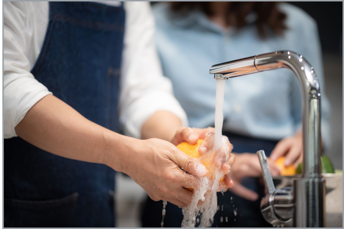 A higienização das mãos também está diretamente ligada à segurança alimentar. Preparar e consumir alimentos com as mãos sujas é uma das principais formas de contrair doenças intestinais, como a salmonela, a giardíase e outras infecções bacterianas.
