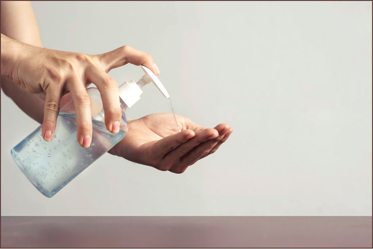 O álcool em gel 70% é uma excelente alternativa quando não há acesso à água e sabão. Embora elimine a maioria dos vírus e bactérias com eficácia, ele não é capaz de remover a sujeira visível. Portanto, não substitui completamente a lavagem tradicional com água e sabão, que continua sendo essencial em muitas situações.
