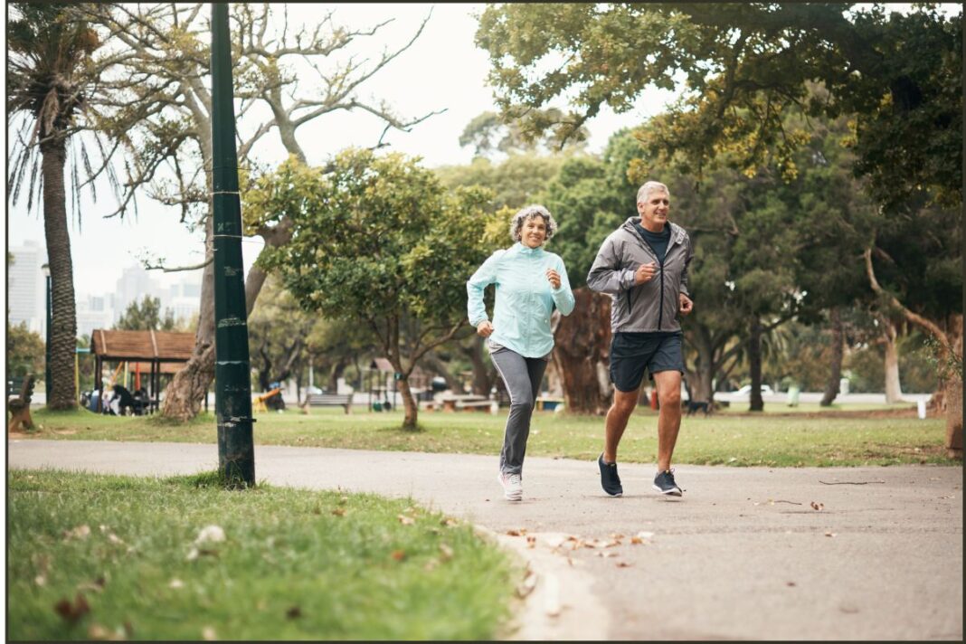 Você já pensou que algo tão simples quanto a caminhada pode se tornar um dos maiores segredos da longevidade? Muitas vezes, acreditamos que apenas atividades intensas na academia ou programas de exercícios sofisticados são capazes de trazer benefícios reais para a saúde.