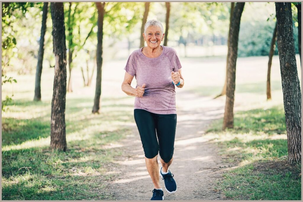 A caminhada é uma das atividades físicas mais antigas da humanidade. Desde os primórdios, nosso corpo foi projetado para se movimentar. Contudo, com a vida moderna e o excesso de sedentarismo, andar deixou de ser uma prioridade.
Conforme a Organização Mundial da Saúde (OMS), cerca de 30% da população mundial é fisicamente inativa. Esse hábito de não se mover está associado ao aumento do risco de doenças cardíacas, diabete, obesidade e até depressão.
