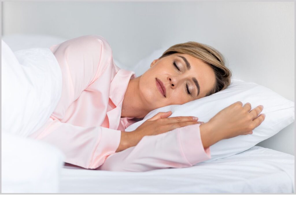 Quem caminha tende regularmente a dormir melhor. Isso porque o exercício regula o ciclo circadiano, além de promover relaxamento natural.
