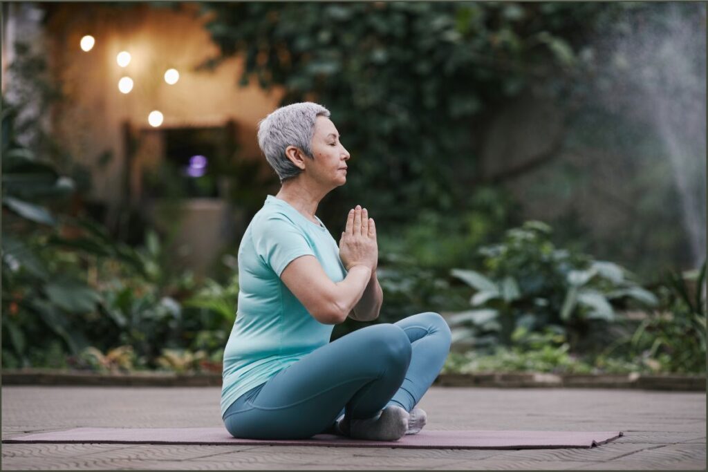 Além da caminhada, exercícios de respiração, meditação, yoga podem ser benéficos para a saúde mental e física.