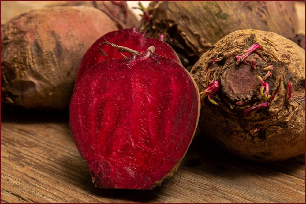A beterraba (Beta vulgaris) é originária da região do Mediterrâneo e já era cultivada há mais de 4.000 anos pelos antigos egípcios.
Eles utilizavam tanto as raízes quanto as folhas, valorizando o vegetal na culinária e na medicina tradicional.