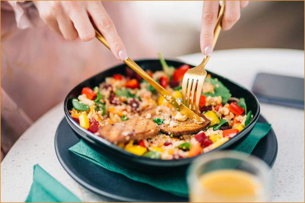 Alimentos ricos em ômega-3, como, por exemplo: salmão, sardinha, nozes e linhaça, ajudam a fortalecer a barreira lipídica da pele, essencial para reter a umidade. Já os antioxidantes — encontrados em frutas vermelhas, vegetais e azeite de oliva — combatem os radicais livres e reduzem o envelhecimento precoce.