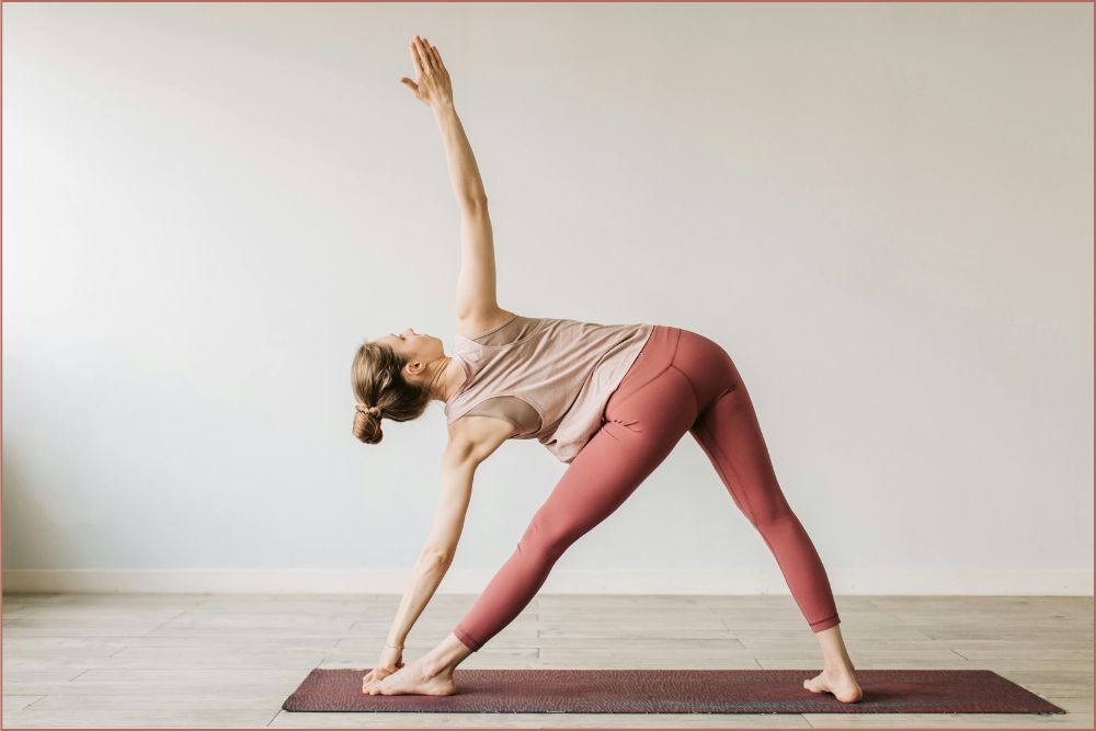 Praticar ioga algumas vezes por semana pode: Diminuir a ansiedade e os sintomas depressivos; Melhorar o foco e a clareza mental; Aumentar a sensação de bem-estar e contentamento.