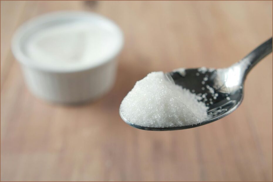 O açúcar em si não precisa ser “o inimigo”, mas o consumo em excesso — especialmente de açúcares adicionados e bebidas adoçadas — está claramente associado a riscos reais e evitáveis. Por isso, vale muito a pena aplicar estratégias práticas para manter esse consumo sob controle.