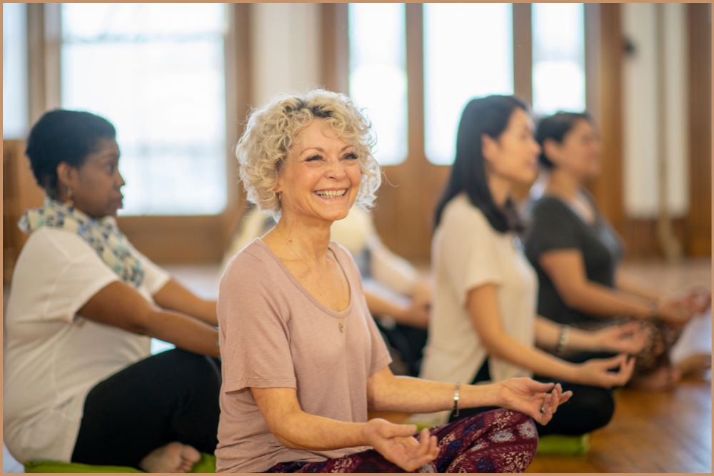 Entre outros benefícios da Yoga, ela pode apoiar o equilíbrio hormonal, especialmente durante a menopausa.