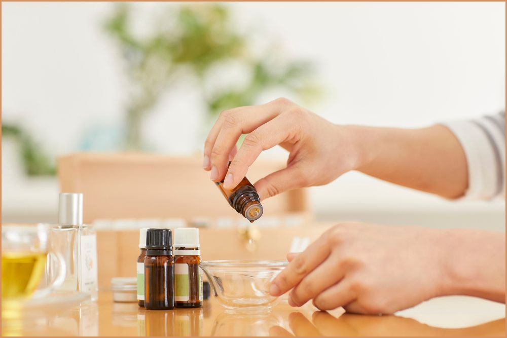 A palavra “aromaterapia” abrange o uso de compostos aromáticos naturais — geralmente óleos essenciais — como parte de práticas complementares de bem-estar. Os óleos essenciais são obtidos de várias partes das plantas: flores, folhas, cascas, raízes ou sementes.