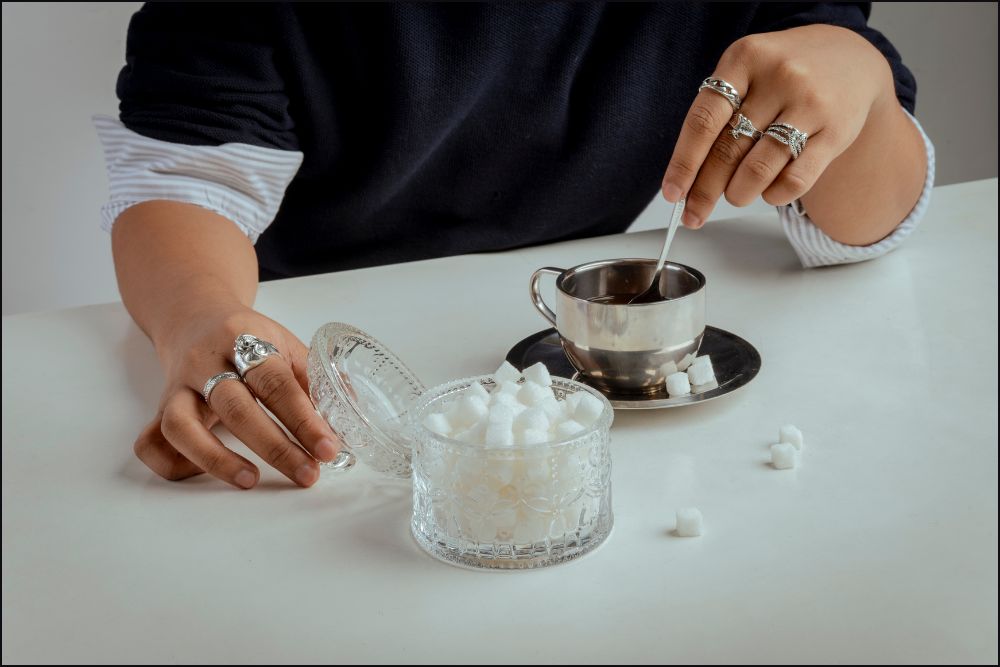 O consumo elevado de açúcares adicionados está ligado ao aumento da pressão arterial, maior inflamação crônica e risco de doença cardiovascular.