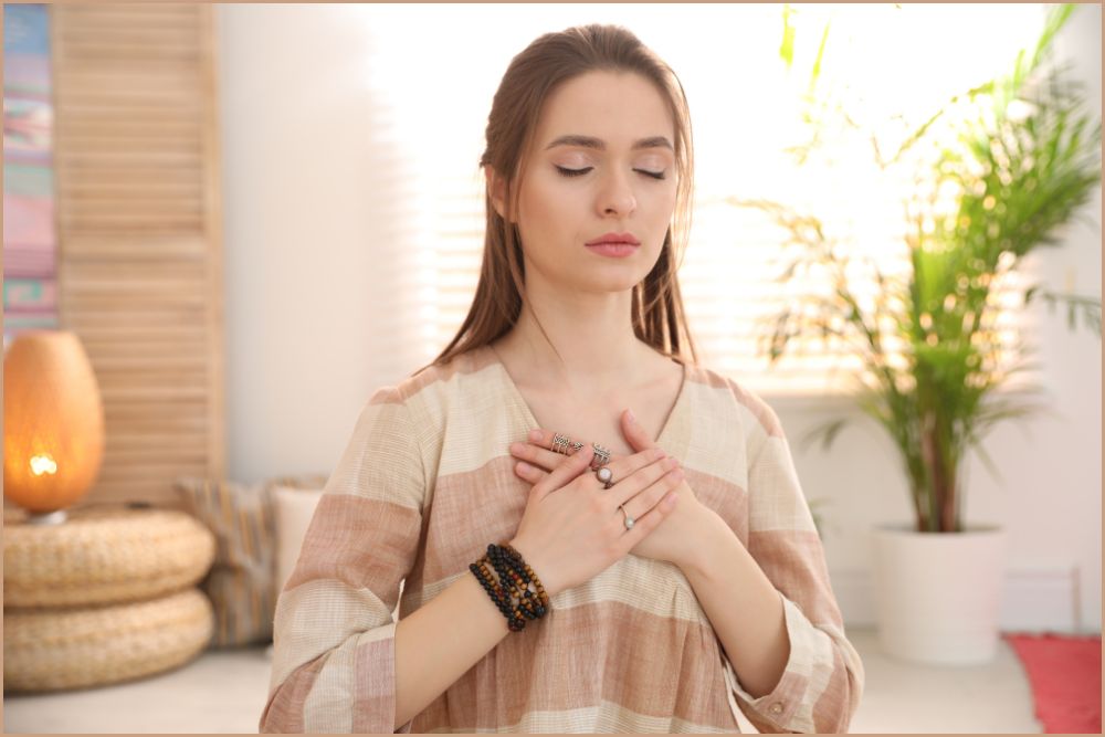 A gratidão melhora o nosso estado de espírito. Por isso,  todos os dias, pense em três coisas pelas quais é grato. Elas podem ser simples — um sorriso, um café quente, um gesto de carinho.