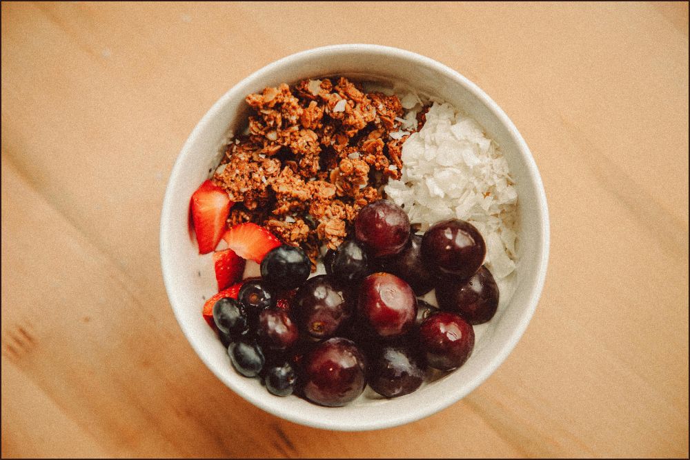 Para evitar o excesso de açúcar, planeje e prepare dois lanches saudáveis da semana (ex: fruta + castanhas, iogurte natural + sementes)